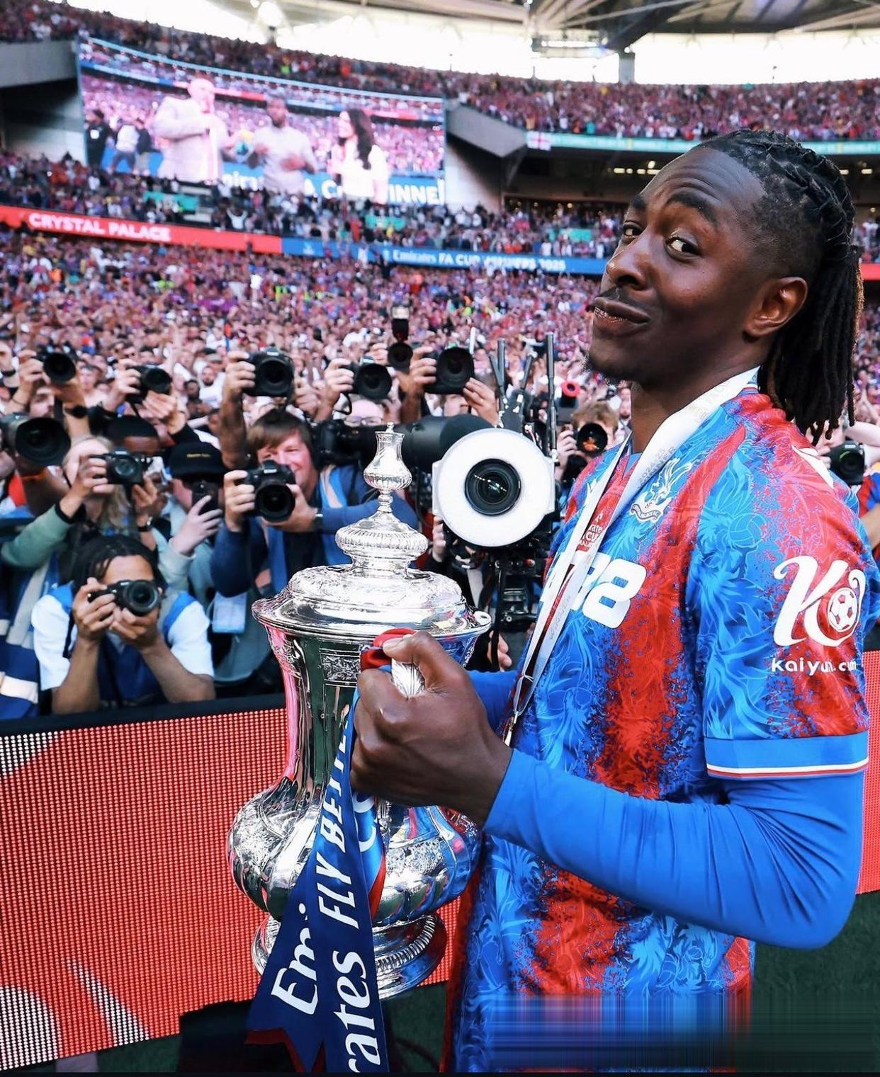 包含狼队主场惨败水晶宫，遭遇三连败的词条