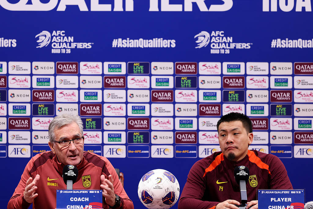 足球赛场上的战火燃烧，谁将夺冠？的简单介绍