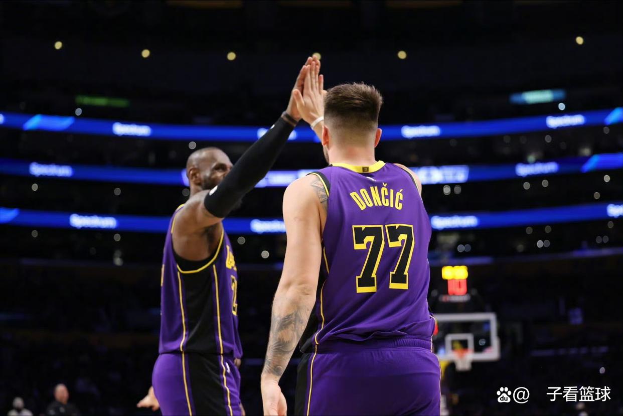 辽宁队逆转湖人，詹姆斯带队取胜